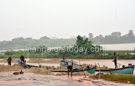 Sand lorries seized at Adam Kudru, Mangalore